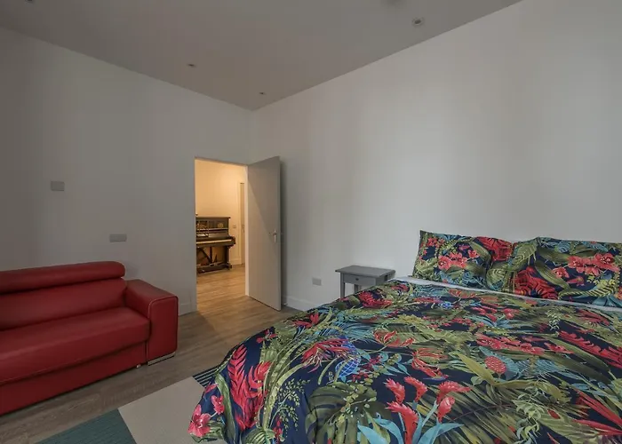 Haymarket Spacious 3 Bedroom Street Level